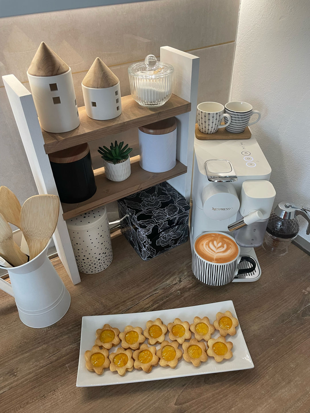Mensola portaspezie e barattoli in stile boho-nordico