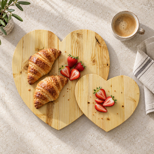 Tagliere Valentino due cuori con rialzo apparecchiato per colazione