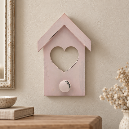 Appendiabiti casetta artigianale rosa confetto con cuore traforato, ambientato all'ingresso