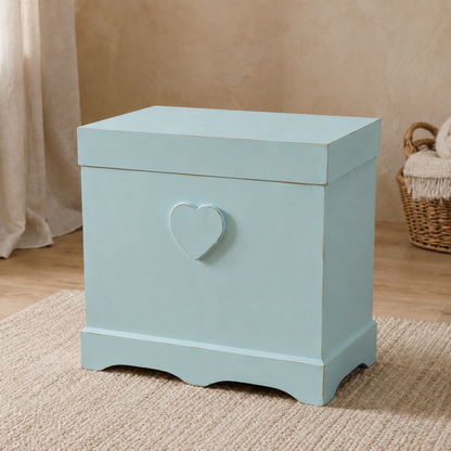 Baule shabby artigianale con cuore in rilievo, colore Celeste, ambientato in cameretta