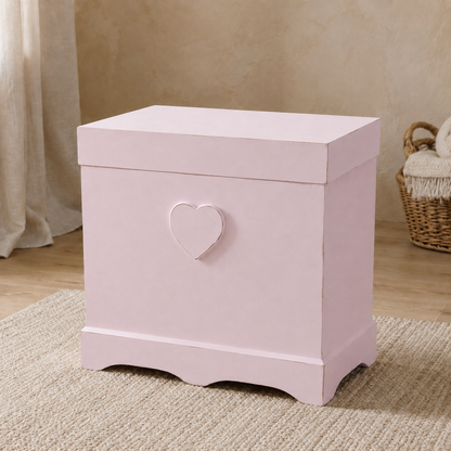 Baule shabby artigianale con cuore in rilievo, colore Rosa Confetto, ambientato in cameretta