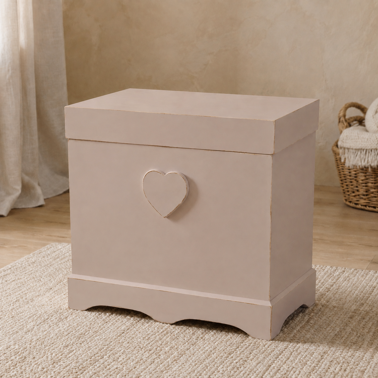 Baule shabby artigianale con cuore in rilievo, colore Tortora, ambientato in cameretta