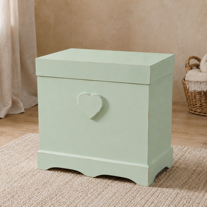 Baule shabby artigianale con cuore in rilievo, colore Verde Vintage, ambientato in cameretta
