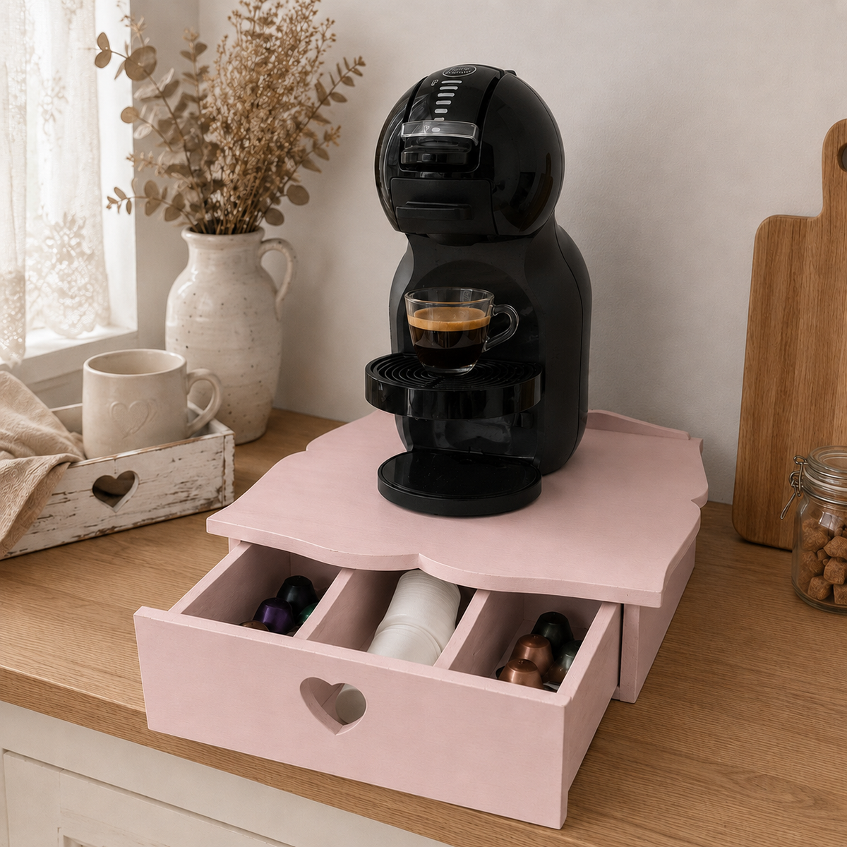 Cassetto porta cialde Domeahome Rosa Antico con tre scomparti, ambientato in un angolo caffè