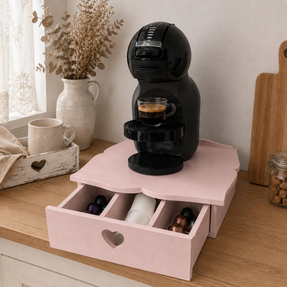 Cassetto porta cialde Domeahome Rosa Antico con tre scomparti, ambientato in un angolo caffè