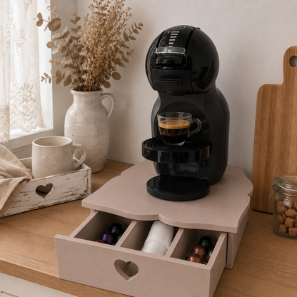 Cassetto porta cialde Domeahome Tortora con tre scomparti, ambientato in un angolo caffè
