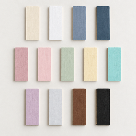 Selezione di campioni colore su bastoncini rettangolari di legno da 2 × 5 cm. Ogni unità comprende un solo campione del colore scelto.