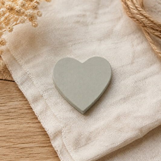 Cuore decorativo fatto a mano Domeahome, colore Argilla, ambientato su lino e legno naturale