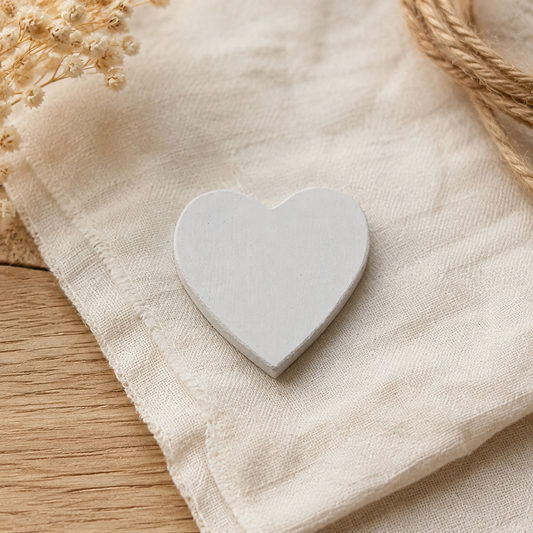 Cuore decorativo fatto a mano Domeahome, colore Bianco, ambientato su lino e legno naturale