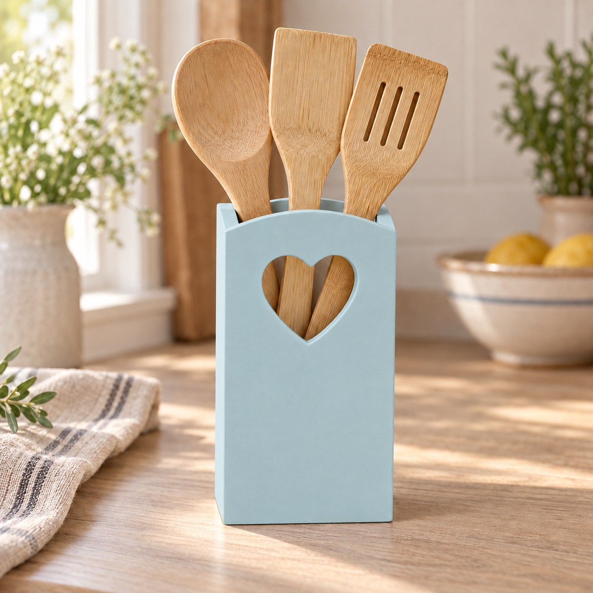 Portamestoli artigianale con cuore Celeste in una cucina shabby chic