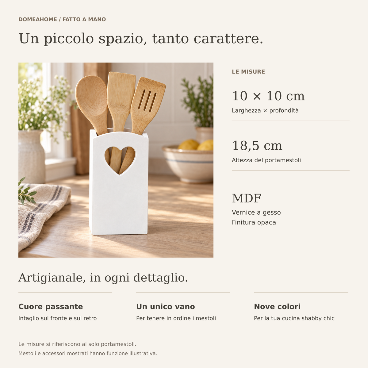 Misure del portamestoli con cuore: base 10 x 10 cm, altezza 18,5 cm; MDF e vernice a gesso