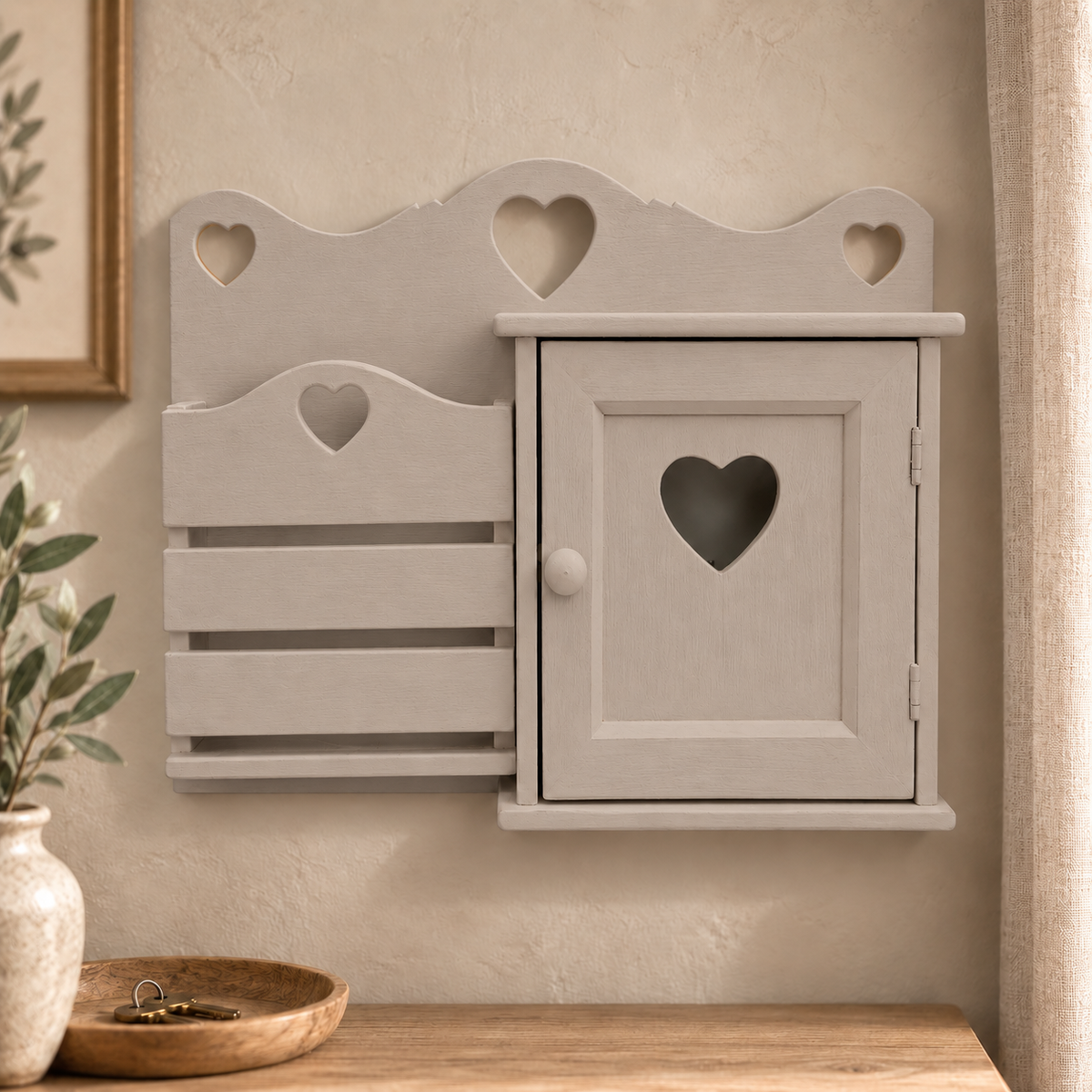 Porta lettere e chiavi artigianale Cuore Tortora, ambientato all’ingresso
