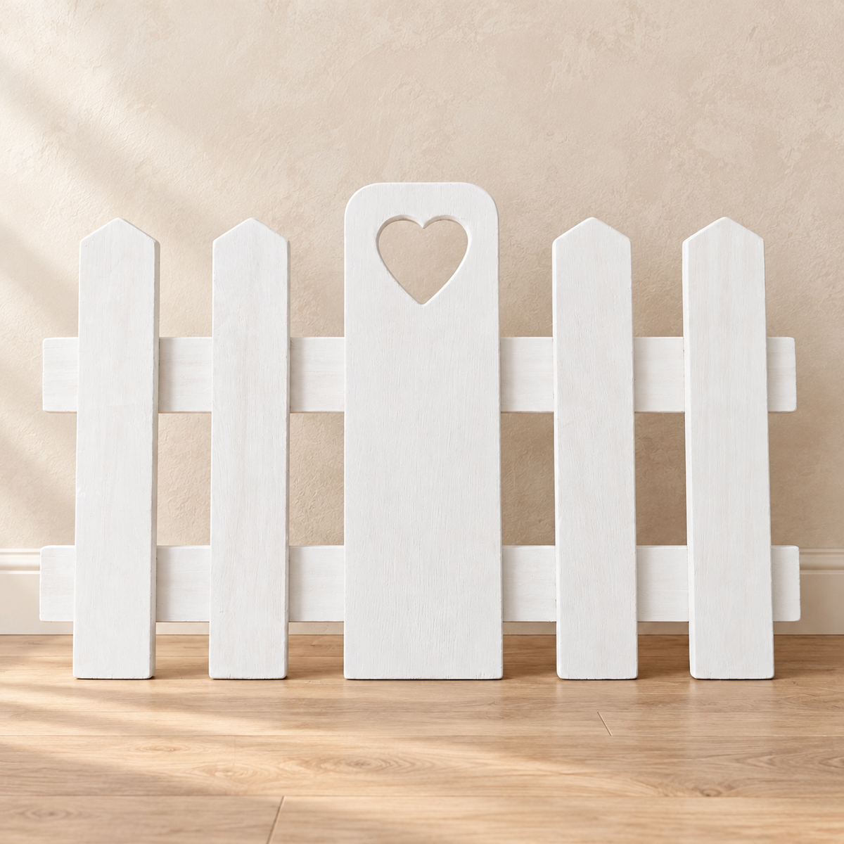 Pannello singolo bianco in legno con intarsio a cuore - vista frontale