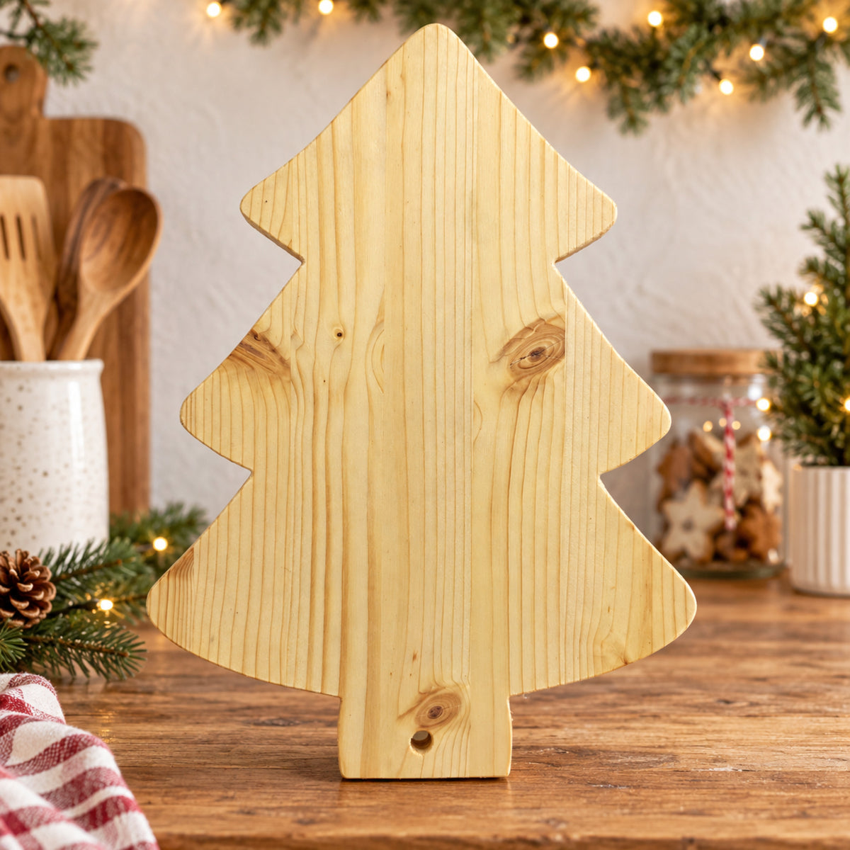 Tagliere artigianale albero di Natale in legno ambientato in cucina