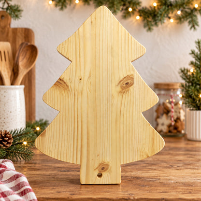 Tagliere artigianale albero di Natale in legno ambientato in cucina