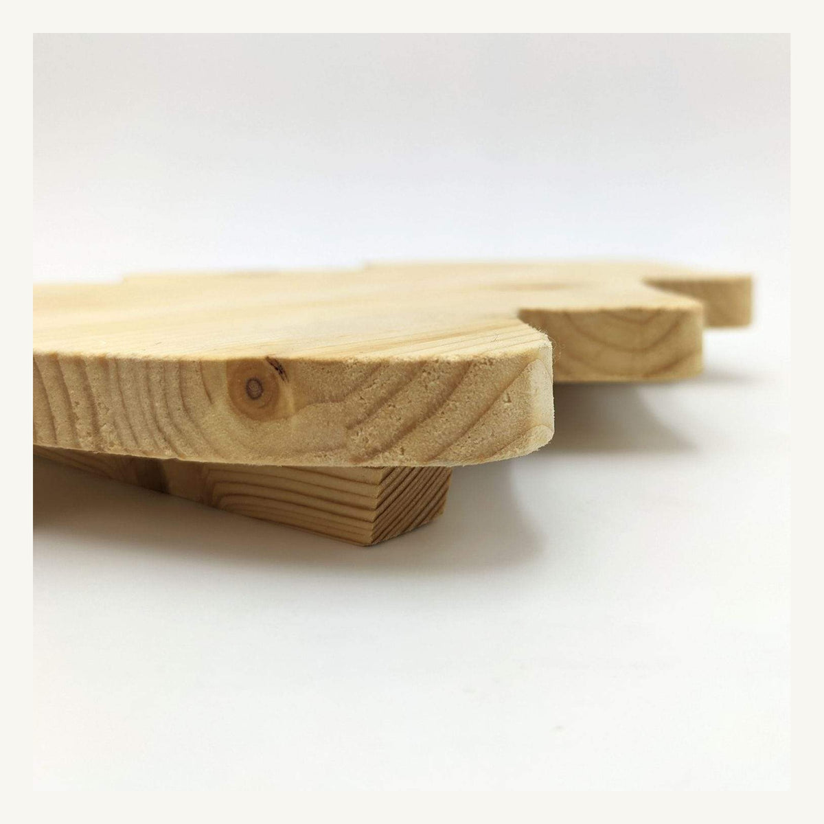 Dettaglio dello spessore e dei piedini del tagliere artigianale in legno
