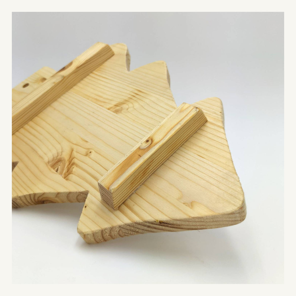Retro del tagliere albero di Natale con supporti in legno artigianali