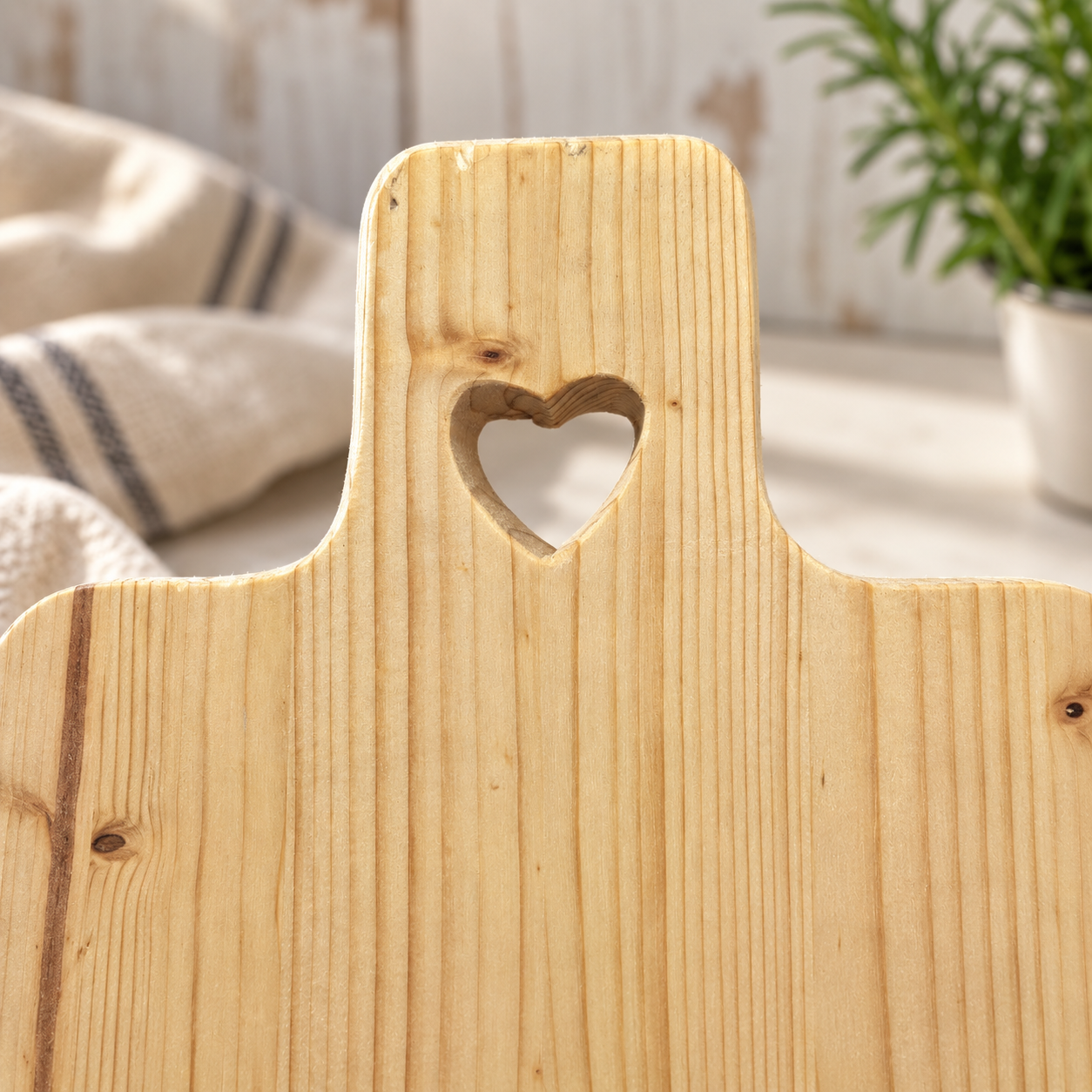 Dettaglio dell'intarsio a cuore del tagliere artigianale in legno