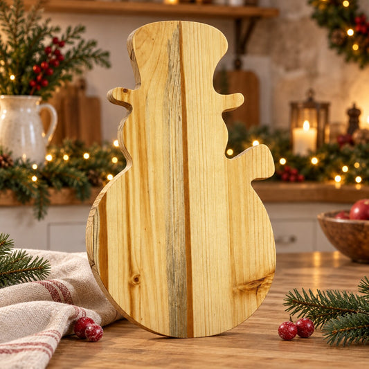 Tagliere pupazzo di neve in legno artigianale ambientato a Natale