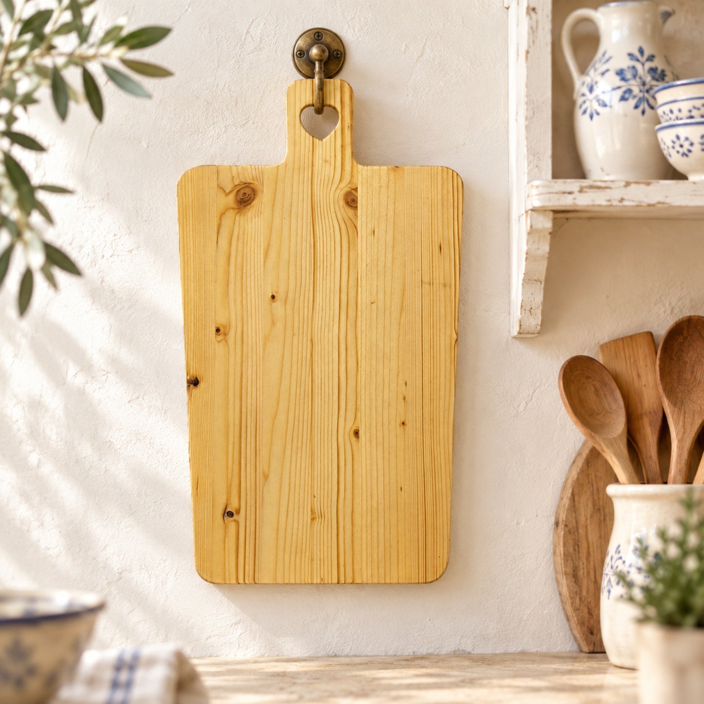 Tagliere trapezio con intarsio a cuore appeso in cucina shabby chic