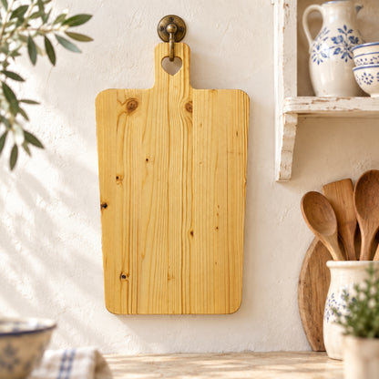Tagliere trapezio con intarsio a cuore appeso in cucina shabby chic