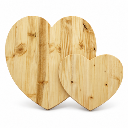Tagliere Valentino Domeahome due cuori in legno di abete su sfondo bianco