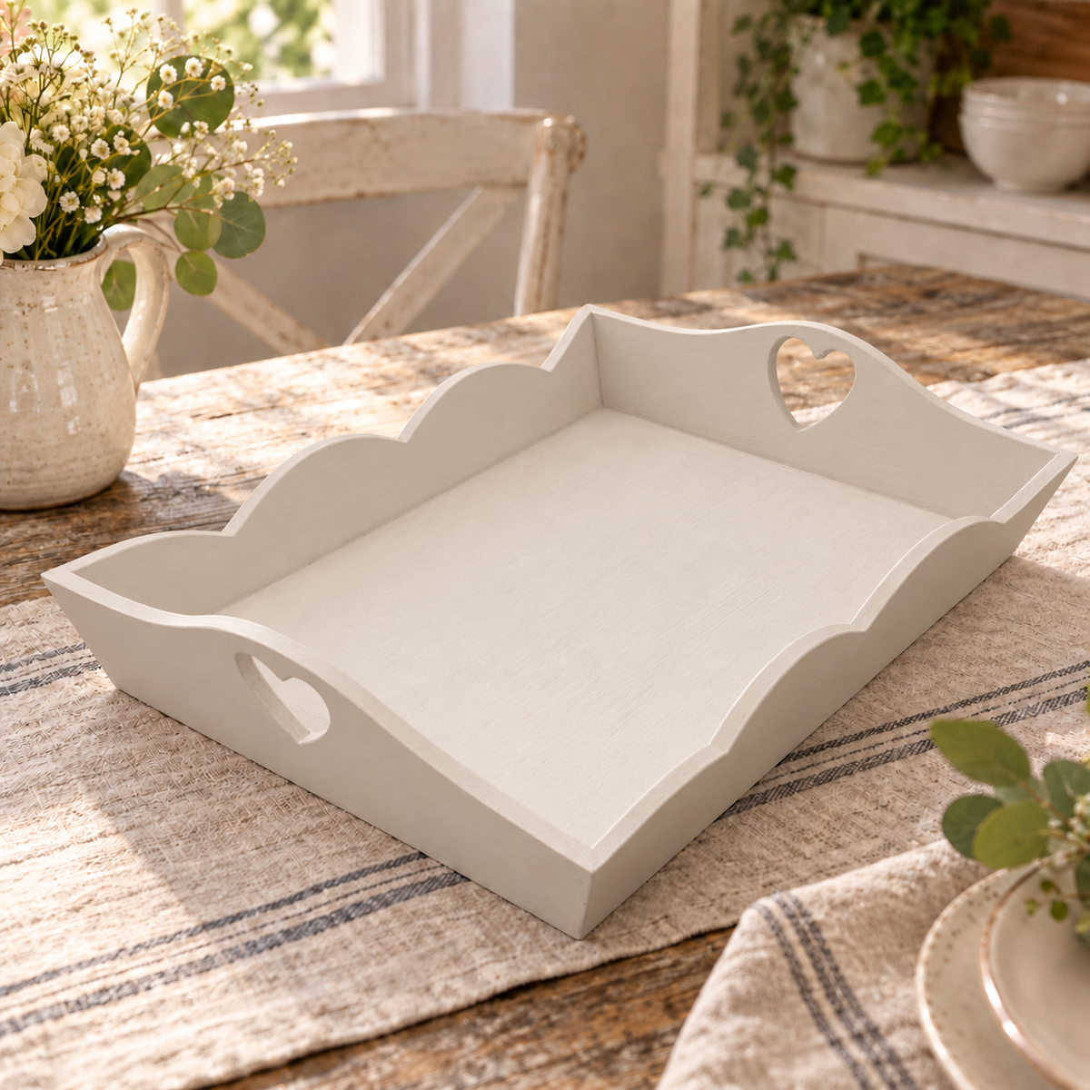 Vassoio in legno Cashmere con maniglia a cuore ambientato