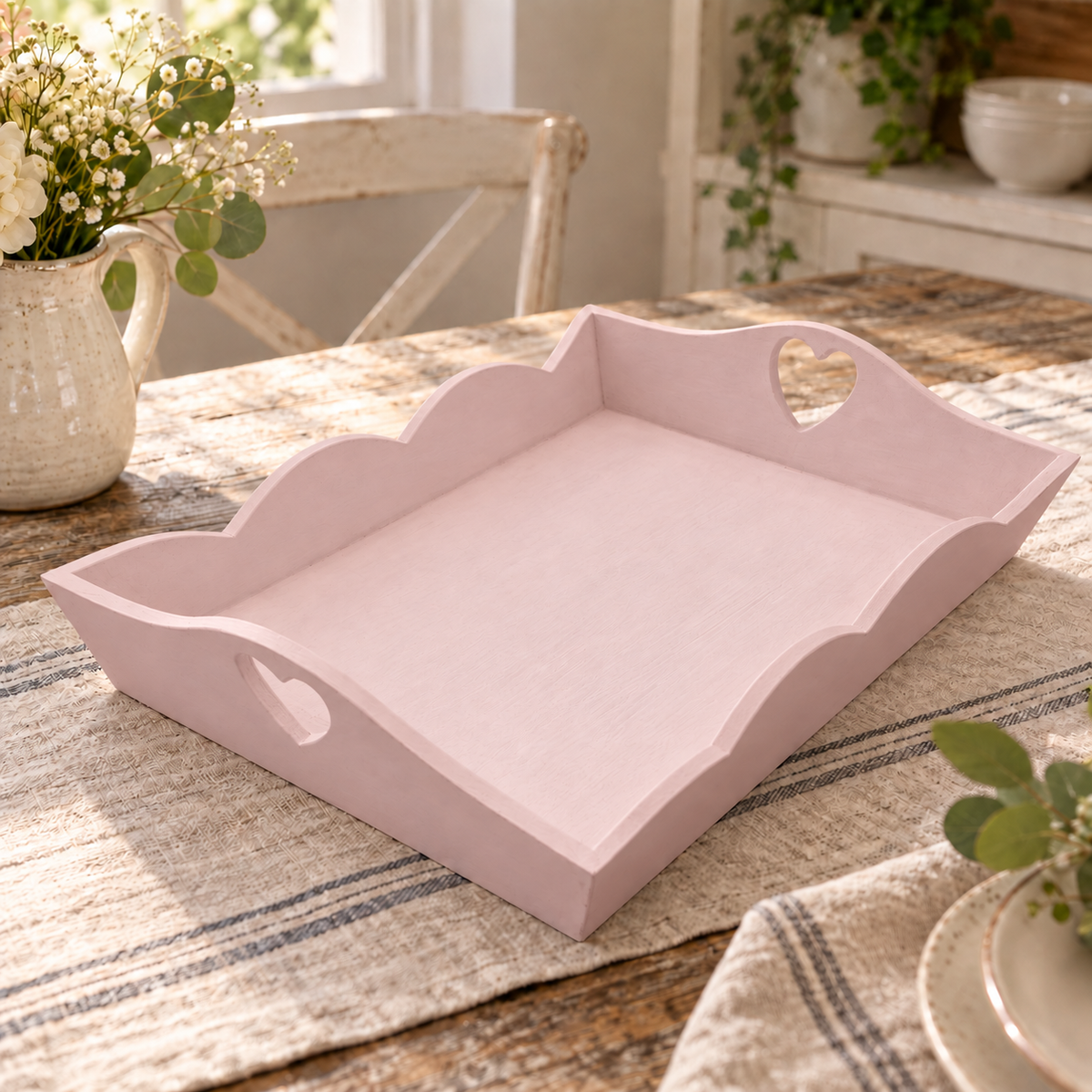 Vassoio in legno Rosa Antico con maniglia a cuore ambientato