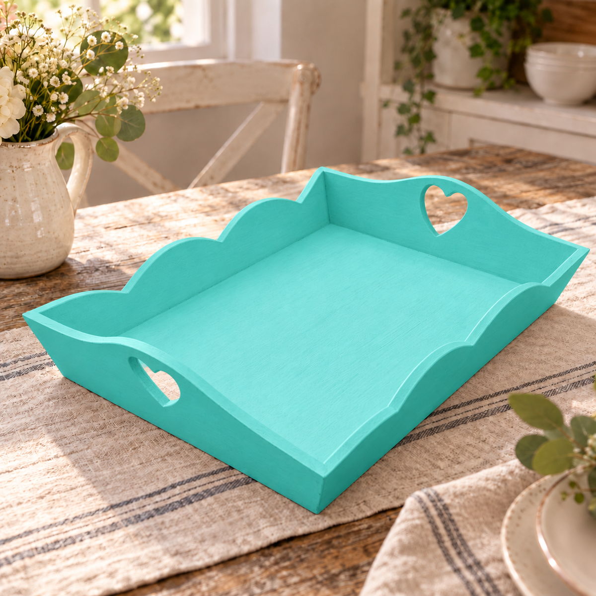Vassoio in legno Tiffany con maniglia a cuore ambientato