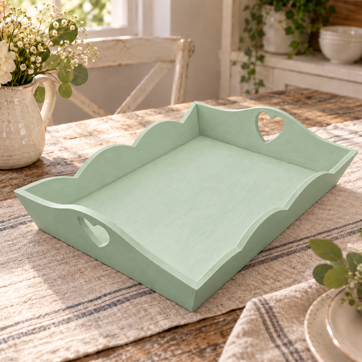 Vassoio in legno Verde Vintage con maniglia a cuore ambientato
