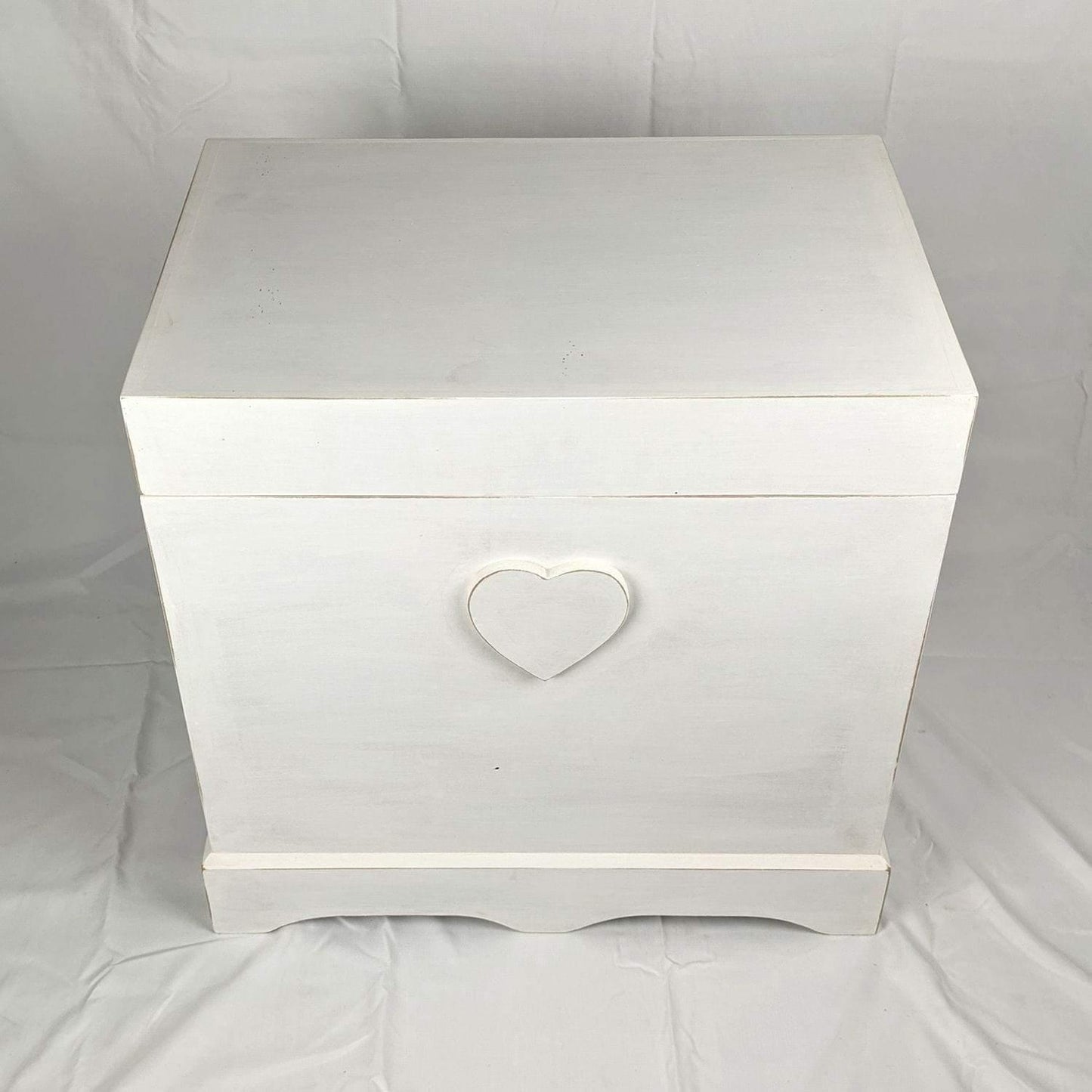 Baule Shabby artigianale con cuore in rilievo