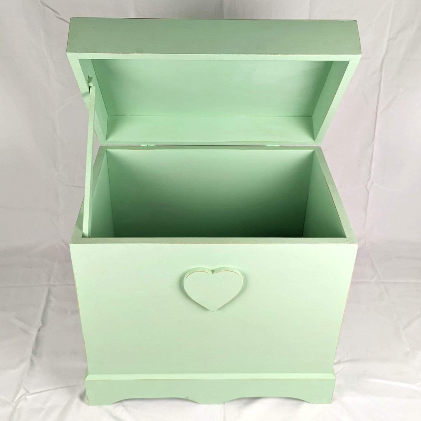 Baule Shabby artigianale con cuore in rilievo