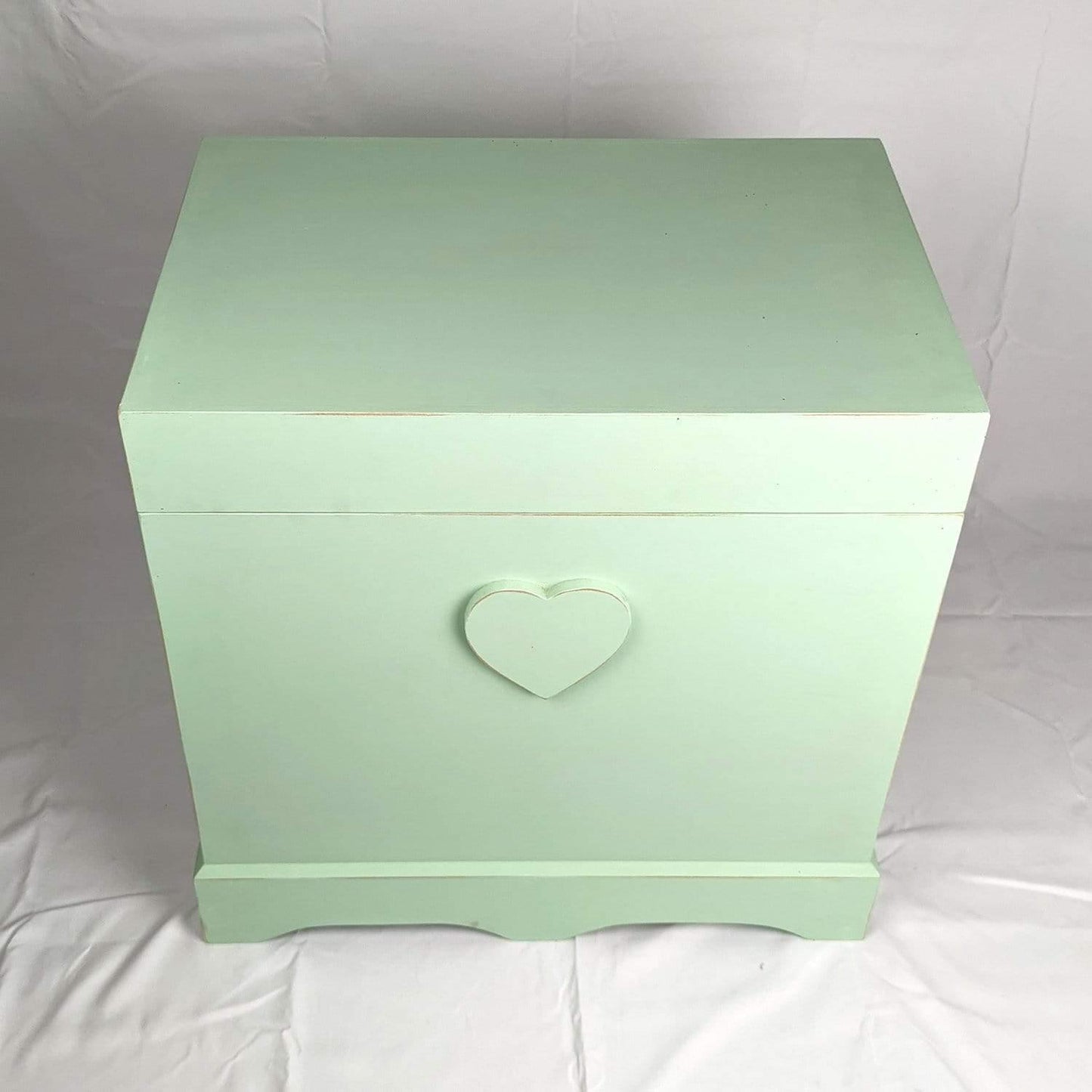 Baule Shabby artigianale con cuore in rilievo