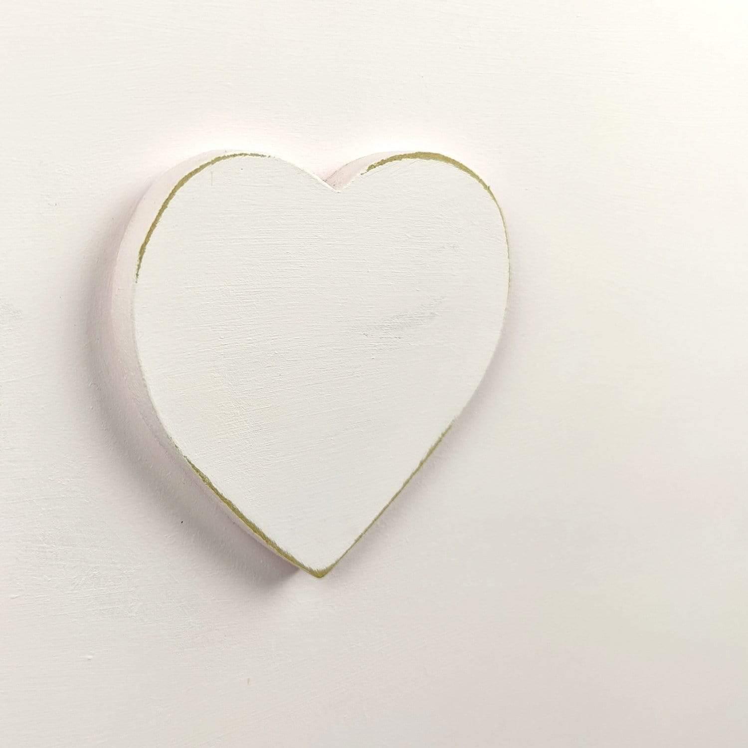 Baule Shabby artigianale con cuore in rilievo
