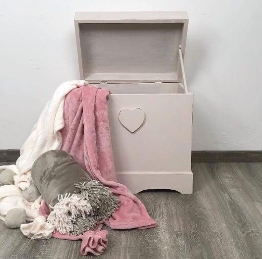 Baule Shabby artigianale con cuore in rilievo