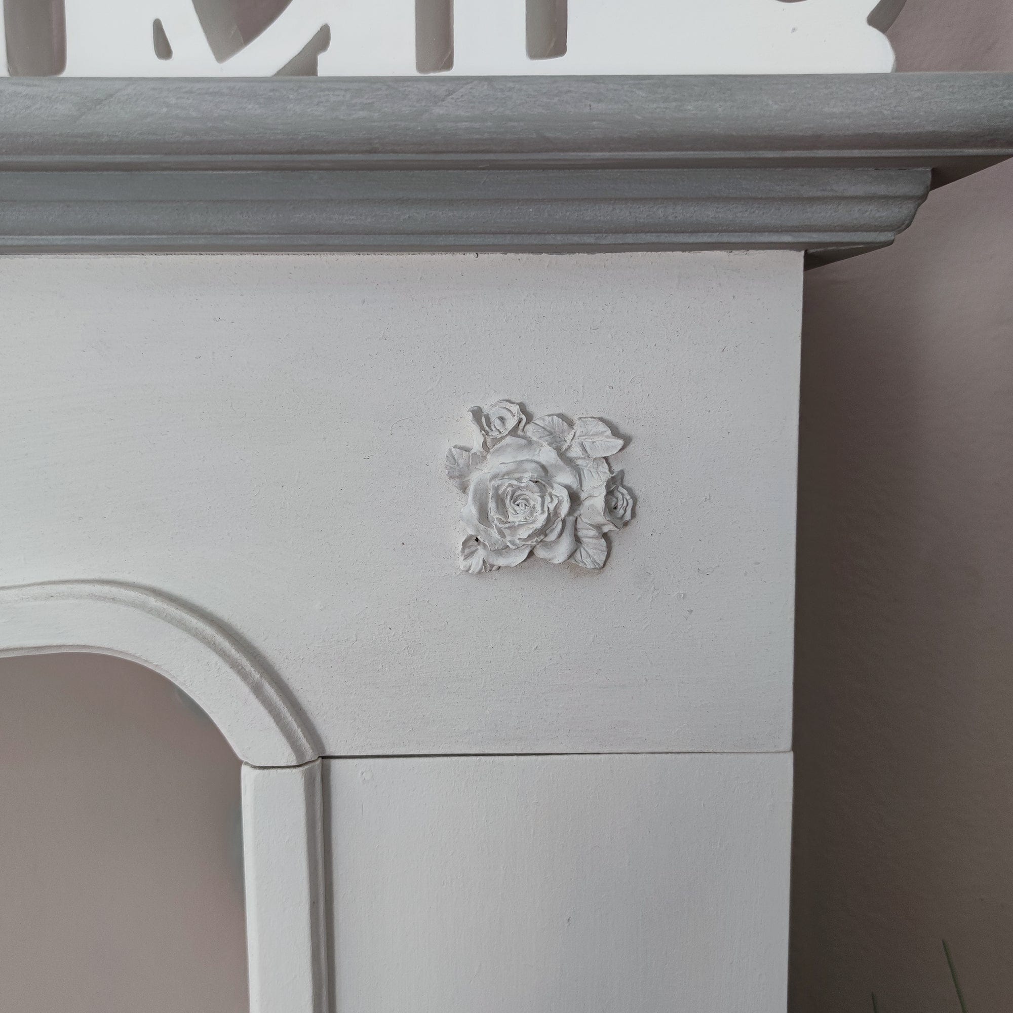 Cornice decorativa per Camino fatta a mano Bianca con top colore Argilla